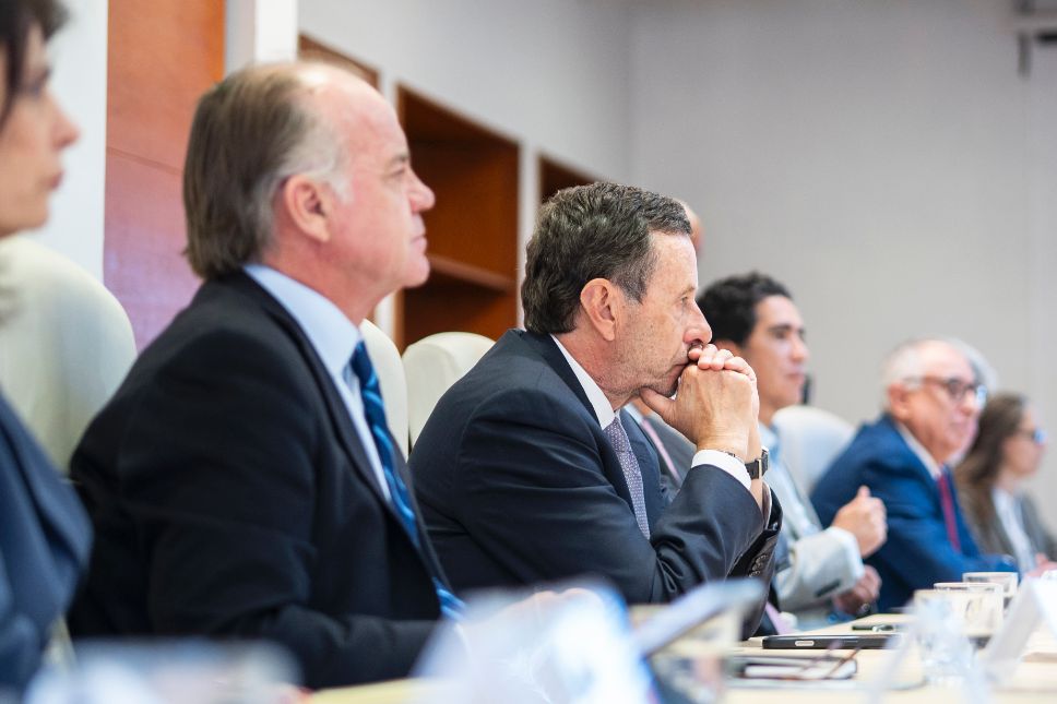 El decano de la Facultad de Economía y Negocios, expresidente del Banco Central y exministro de Economía, Minería y Energía, José de Gregorio, es otro de los integrantes.